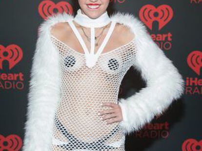 Miley Cyrus con un modelo de María Ke Fisherman en el festival iHeart Radio de 2013.