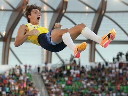Duplantis supera el listón en el salto que le daría el récord del mundo en Eugene (Oregón).