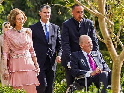 Los reyes eméritos don Juan Carlos y doña Sofía, a su llegada este jueves a la boda del príncipe Hussein y Rajwa Al Saif, en Amán (Jordania).