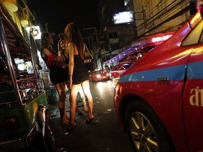 Transexuales, en una calle de Bangkok.