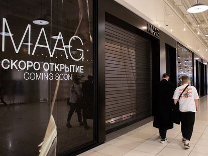 Escaparate de una antigua tienda de Inditex en Moscú, con una nueva marca perteneciente al Grupo Daher, al que el grupo gallegó traspasó 243 tiendas en Rusia