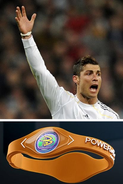 Cristiano Ronaldo usa la pulsera durante los partidos. Abajo, imagen del brazalete.