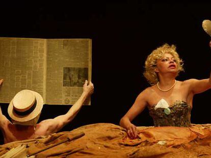 La actriz Miriam Goldschmidt, en un ensayo de <i>Glückliche Tage</i>, de Beckett, en Girona en 2004.