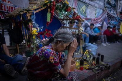A woman rests in front of the headquarters of the Public Ministry at the sit-in held by indigenous peoples in Guatemala City this Friday.