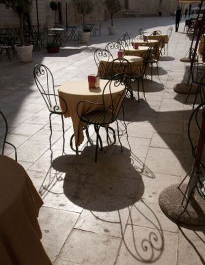 Terraza de un café callejero, en Sicilia.