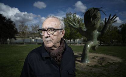 Juan José Millás, en un parque de Madrid en 2019.