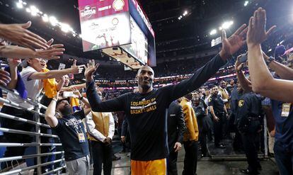 Kobe Bryant se despide de los aficionados tras uno de sus últimos partidos, el que disputó en Nueva Orleans el 8 de abril. Desde que anunció su retirada, el astro de los Lakers fue homenajeado en todas las canchas que visitaron los Lakers.