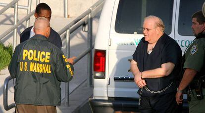Lou Pearlman, durante su traslado a un juzgado de Orlando, Florida, en julio de 2007.