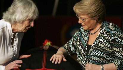Joan Turner, viuda de V&iacute;ctor Jara, y la entonces presidenta de Chile, Michelle Bachelet, junto al f&eacute;retr