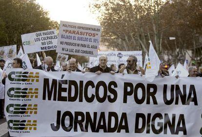 Manifestaci&oacute;n de m&eacute;dicos en Valladolid contra los recortes. / Ricardo Su&aacute;rez (EFE)