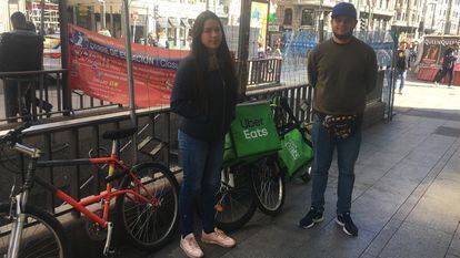 Los venezolanos María José Baez y Jesus Jimenez, de 32 y 27 años, en la boca de metro de Gran Vía.