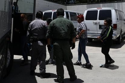 Inmigrantes con orden de deportación, en Texas el 19 de julio.