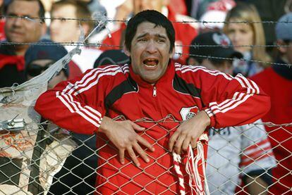 Un aficionado del River se desespera.