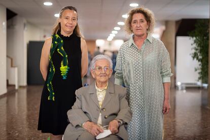From the left, Mónica Tapia, a worker at the residence; Araceli Hidalgo, the first person to be vaccinated in Spain, and Carmen Carbonell, the nurse who gave Araceli the first dose.