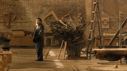 Imagen de Ai Weiwei en su estudio de Pekín expuesta en la retrospectiva dedicada al artista chino en la Royal Academy of Art, en Londres.