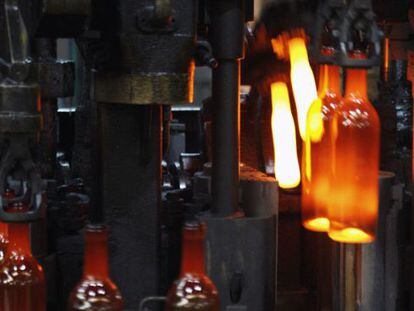 Proceso de manufactura del vidrio en una fábrica de Vidrala.