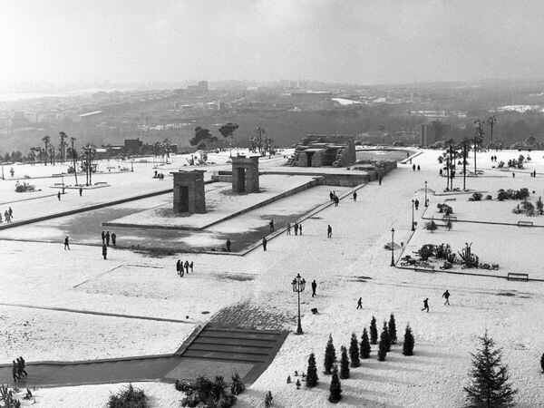 MADRID, 30/12/1970.- Vista general del Templo de Debod cubierto de nieve, tras la nevada caída ayer en Madrid. EFE/Fiel/ct SPAIN SNOWFALL: MADRID