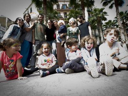 Padres e hijos del grupo de crianza Babalia en el barrio de Poble Sec, en Barcelona.