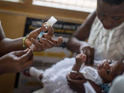 Un bebé recibe una vacuna en África.