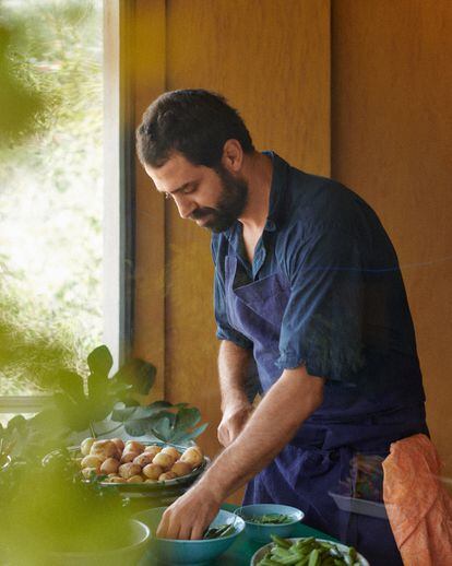 Ignacio Mattos working in the kitchen, in an image provided by the chef.