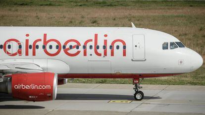 Un avión de la aerolínea Air Berlin en un aeropuerto de Alemania.