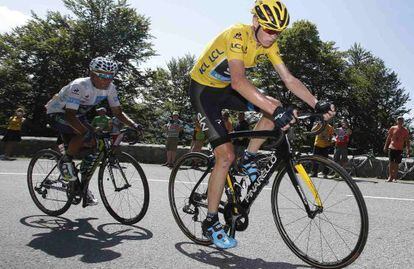 Quintana inteta resistir la aceleración de Froome en el Soudet, durante la décima etapa del Tour.