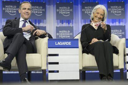 El gobernador del Banco de Inglaterra, Mark Carney, junto a la directora gerente del FMI, Christine Lagarde, durante un debate en Davos