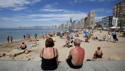 Una pareja de jubilados disfrutan del sol en Benidorm, Alicante