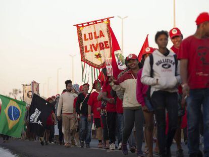 Simpatizantes de Lula marchan en apoyo a la candidatura del exmandatario Luiz Inácio Lula da Silva para las elecciones de octubre en Brasilia (Brasil)