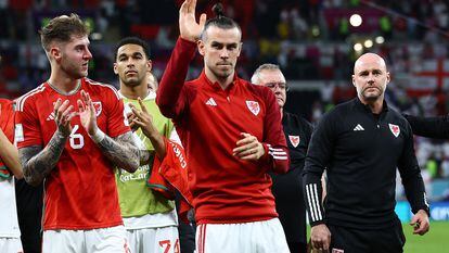 Gareth Bale saluda a los aficionados galeses después del partido.