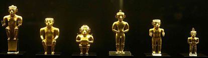 Seis de las 122 piezas del tesoro quimbaya, regalado por el gobierno colombiano al reino de España, expuesto en el Museo de América de Madrid.