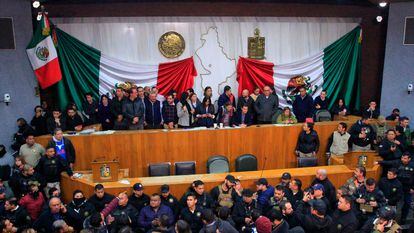 Elementos de seguridad resguardan el estrado del Congreso de Nuevo León, durante la toma de protesta de Luis Enrique Orozco, el pasado 29 de noviembre.