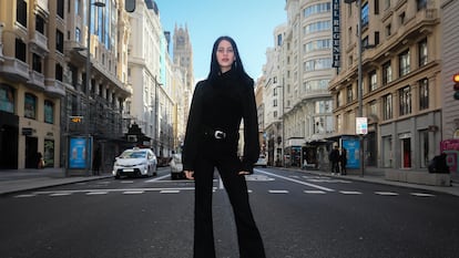 Milena Smit posa en la Gran Vía madrileña el viernes 12 de febrero.