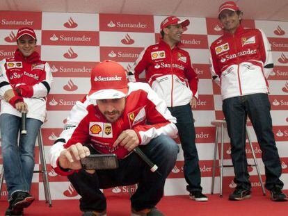 Fernando Alonso junto a sus compa&ntilde;eros de Ferrari Felipe Massa, Marc Gen&eacute; y Pedro Mart&iacute;nez de la Rosa, en marzo de 2013.