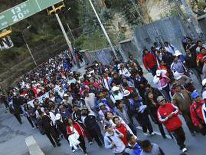 Docenas de maestros bolivianos marchan hoy, martes 14 de mayo de 2013, para reclamar al Gobierno de Evo Morales mejores pensiones de jubilación en una residencial zona sur de La Paz.