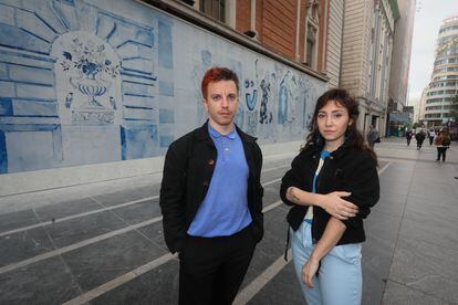 Diego Omil y Dea Gómez forman Los Bravú, tándem artístico que ha creado el nuevo mural de la Gran Vía. 