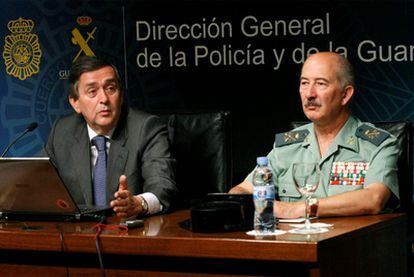 Francisco Javier Velázquez (izquierda) presenta junto a Candido Cardiel, subdirector adjunto del cuerpo, la nueva normativa sobre la jornada laboral del instituto armado, "una orden general que contempla importantes mejoras" para el Cuerpo, como la concesión de 14 días festivos.