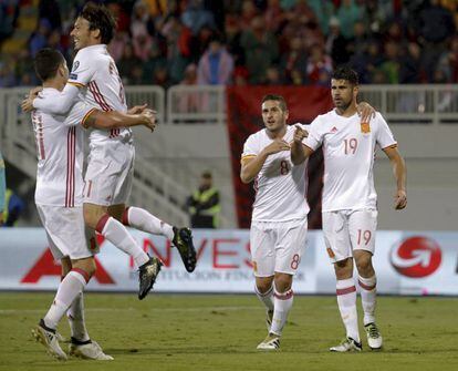 El delantero de España Diego Costa (d) celebra su gol, primero del equipo frente a Albania, junto a sus compañeros.