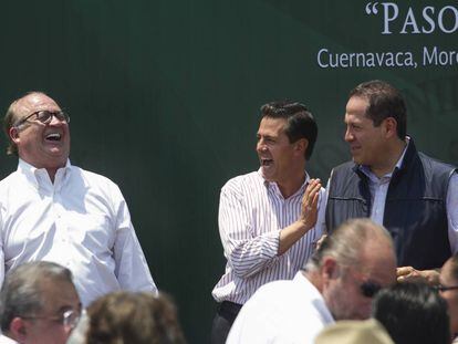 El gobernador de Morelos, Graco Ram&iacute;rez, se r&iacute;e con el presidente Pe&ntilde;a Nieto en abril pasado. .