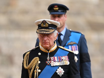 Carlos III, junto a su hijo, el príncipe Guillermo, durante el funeral de Estado de Isabel II, en la capilla de San Jorge, en Windsor, el 19 de septiembre de 2022.