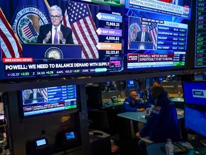 Vista de la comparecencia de Jerome Powell en una pantalla de la Bolsa de Nueva York, ayer.