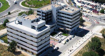 Edificio de oficinas y el NH en el complejo Poeta Rafael Morales, en San Sebastián de los Reyes (Madrid).