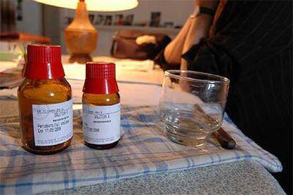 Los dos frascos de la combinación letal y el vaso usado por la paciente en el proceso de suicidio asisitido