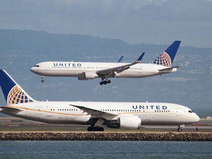 FOTO: Dos aviones de la aerolínea United Airlines. / VÍDEO: La expulsión del pasajero.