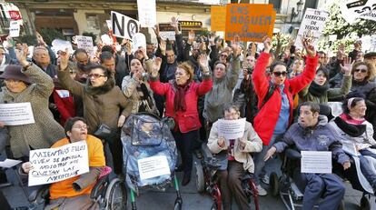 Concentraci&oacute;n de afectados por los recortes en la Ley de Dependencia en la plaza de Manises de Valencia. 