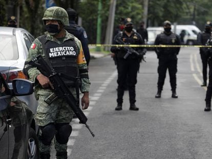 Un soldado, tras el atentado al jefe de la policía de Ciudad de México, Omar García Harfuch.