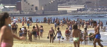 Turistas en la playa de Las Canteras (Gran Canaria)