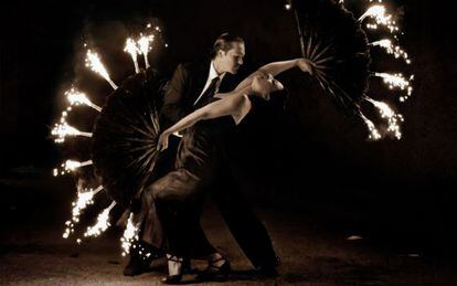 Tango y fuego en el espectáculo 'Polar' de la compañía francesa Bilbobasso.