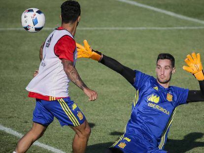 El portero Sergio Rico, durante el entrenamiento de la selección española.