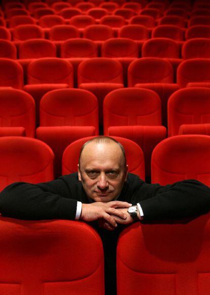 Mirsad Purivatra, director del Festival de Cine de Sarajevo, que fundó durante la guerra, en el interior de un cine de la Ciudad.
